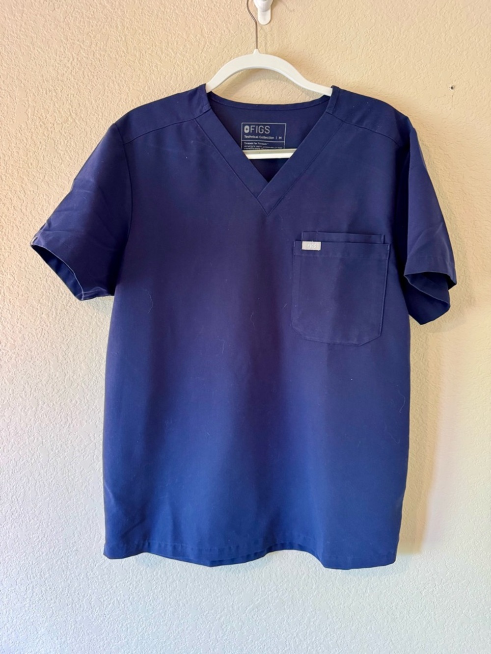 FIGS Men's Navy V-Neck Scrub Shirt - MEDIUM